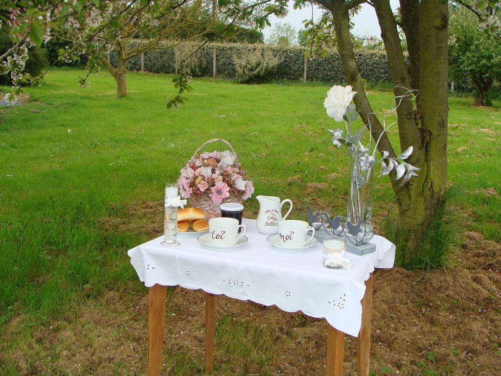 Bed and Breakfast Le Vieux Castel à Goustranville Extérieur photo